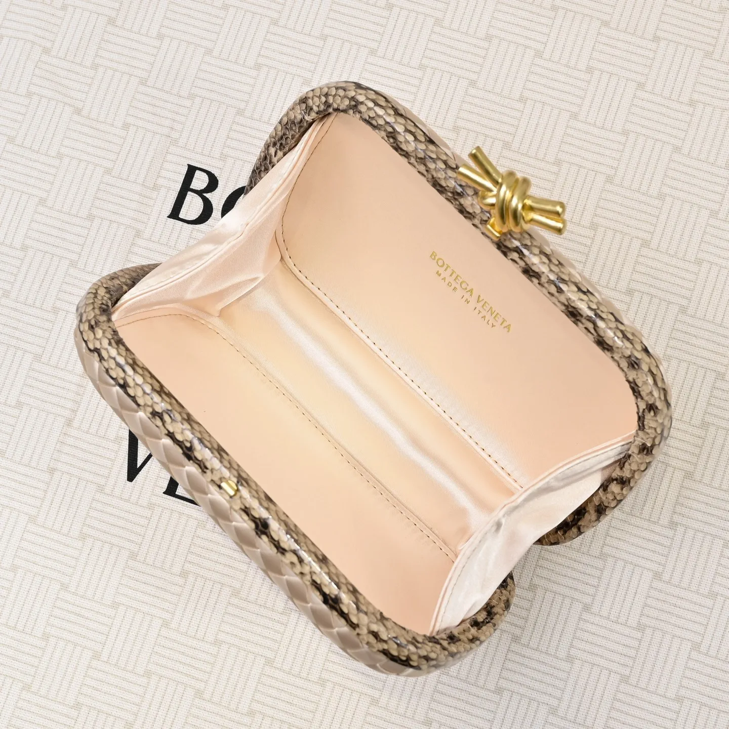 Batch 1460 #BV Knot woven evening bag series ~ Each bag reveals exquisite elegance💫Iconic classic silk weaving➕snake skin trimming with knot buckle, soft and delicate feel. The design is small and exquisite, low-key without logo, elegant and elegant. Paired with evening dress or cheongsam, it has the atmosphere of a famous and wealthy lady. Full of aura and invincible texture💃 Model: 7622 Dimensions: 20x12x5.5